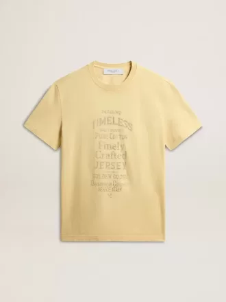 T-shirt da uomo in cotone giallo pallido con scritte sbiadite T-shirt da uomo in cotone giallo pallido con scritte sbiadite