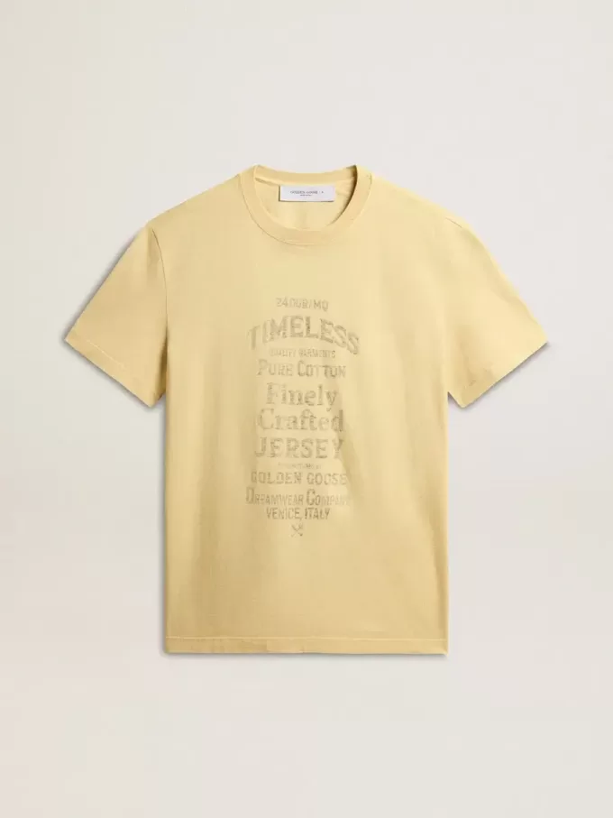 T-shirt da uomo in cotone giallo pallido con scritte sbiadite T-shirt da uomo in cotone giallo pallido con scritte sbiadite