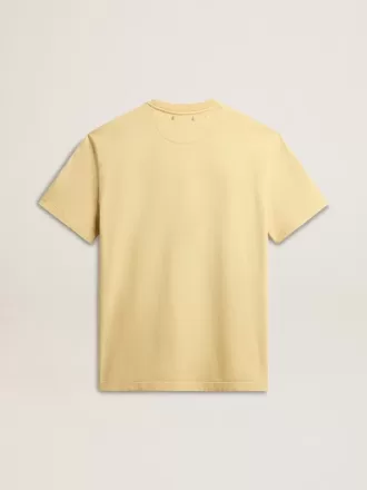 T-shirt da uomo in cotone giallo pallido con scritte sbiadite T-shirt da uomo in cotone giallo pallido con scritte sbiadite
