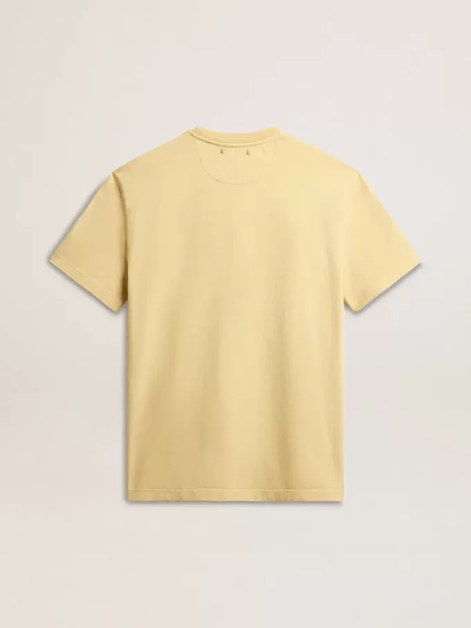 T-shirt da uomo in cotone giallo pallido con scritte sbiadite T-shirt da uomo in cotone giallo pallido con scritte sbiadite