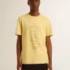 T-shirt da uomo in cotone giallo pallido con scritte sbiadite T-shirt da uomo in cotone giallo pallido con scritte sbiadite