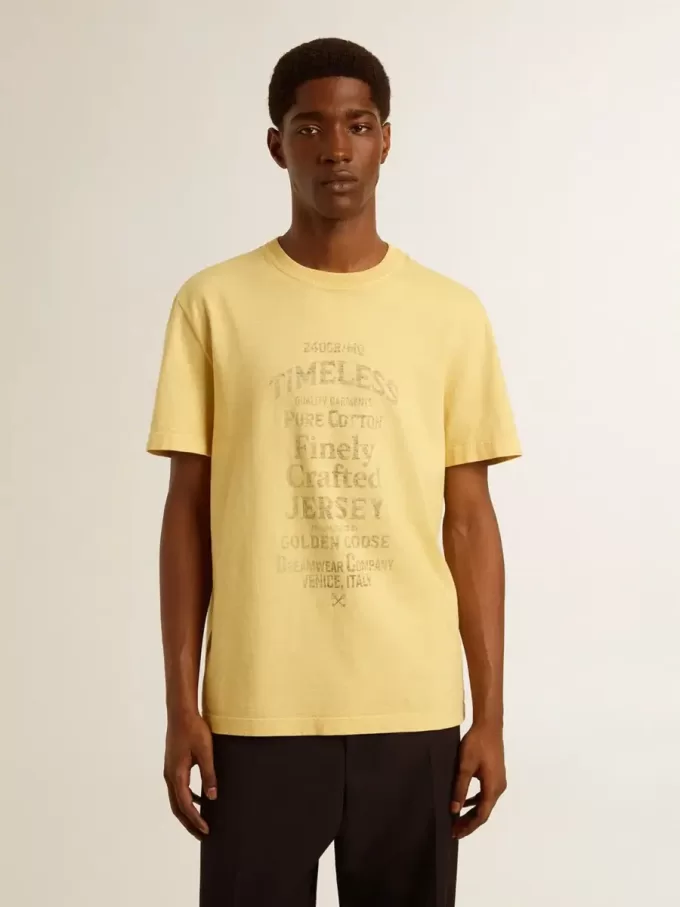 T-shirt da uomo in cotone giallo pallido con scritte sbiadite T-shirt da uomo in cotone giallo pallido con scritte sbiadite