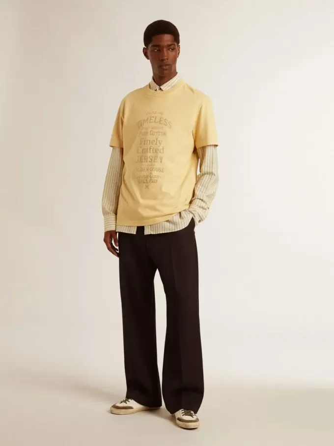 T-shirt da uomo in cotone giallo pallido con scritte sbiadite T-shirt da uomo in cotone giallo pallido con scritte sbiadite