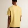 T-shirt da uomo in cotone giallo pallido con scritte sbiadite T-shirt da uomo in cotone giallo pallido con scritte sbiadite
