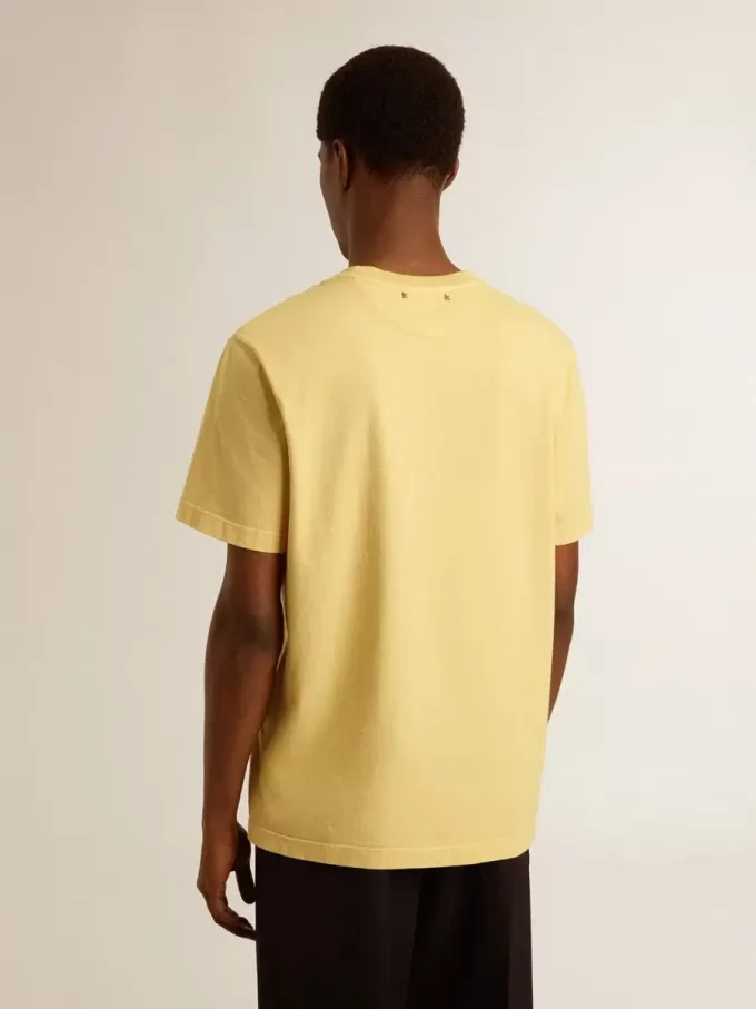 T-shirt da uomo in cotone giallo pallido con scritte sbiadite T-shirt da uomo in cotone giallo pallido con scritte sbiadite