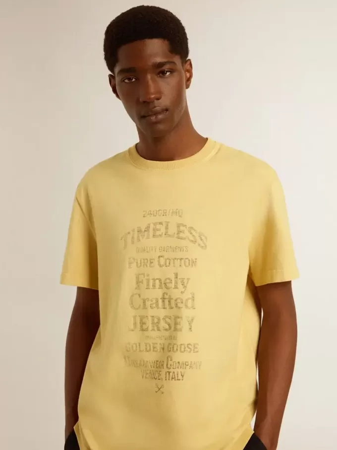 T-shirt da uomo in cotone giallo pallido con scritte sbiadite T-shirt da uomo in cotone giallo pallido con scritte sbiadite