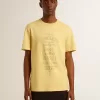 T-shirt da uomo in cotone giallo pallido con scritte sbiadite T-shirt da uomo in cotone giallo pallido con scritte sbiadite