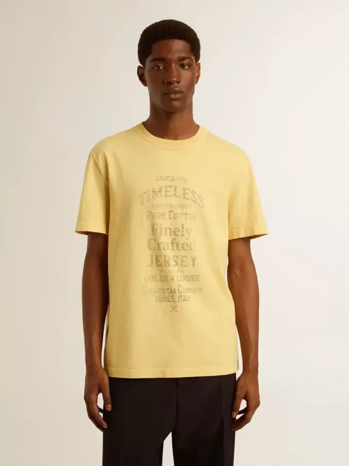T-shirt da uomo in cotone giallo pallido con scritte sbiadite T-shirt da uomo in cotone giallo pallido con scritte sbiadite