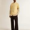 T-shirt da uomo in cotone giallo pallido con scritte sbiadite T-shirt da uomo in cotone giallo pallido con scritte sbiadite