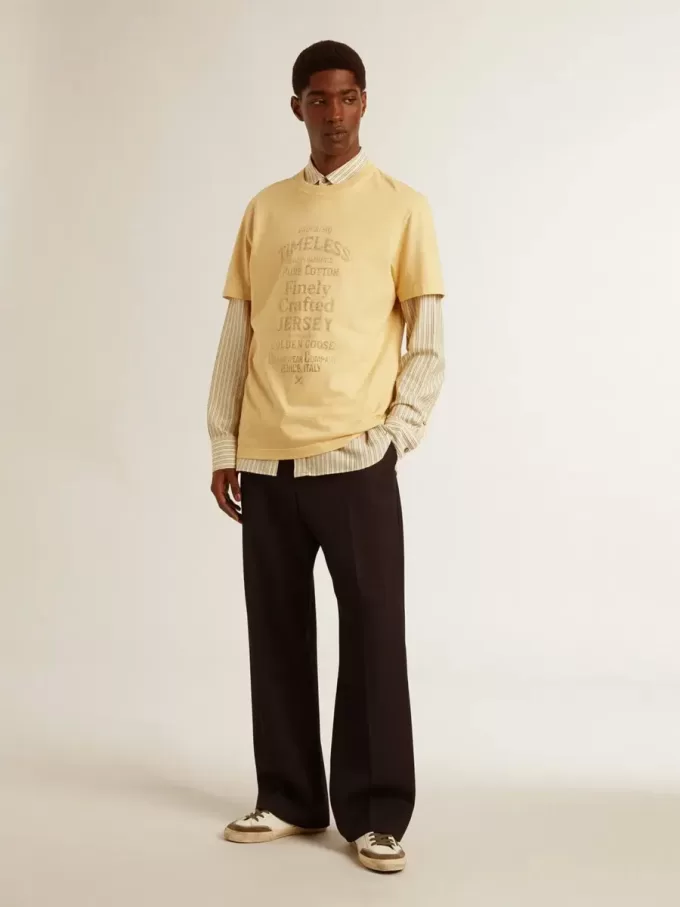 T-shirt da uomo in cotone giallo pallido con scritte sbiadite T-shirt da uomo in cotone giallo pallido con scritte sbiadite