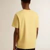T-shirt da uomo in cotone giallo pallido con scritte sbiadite T-shirt da uomo in cotone giallo pallido con scritte sbiadite