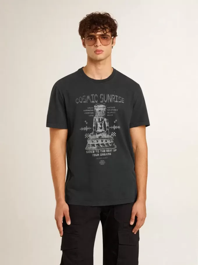 T-shirt da uomo in cotone nero consumato con stampa sul davanti T-shirt da uomo in cotone nero consumato con stampa sul davanti