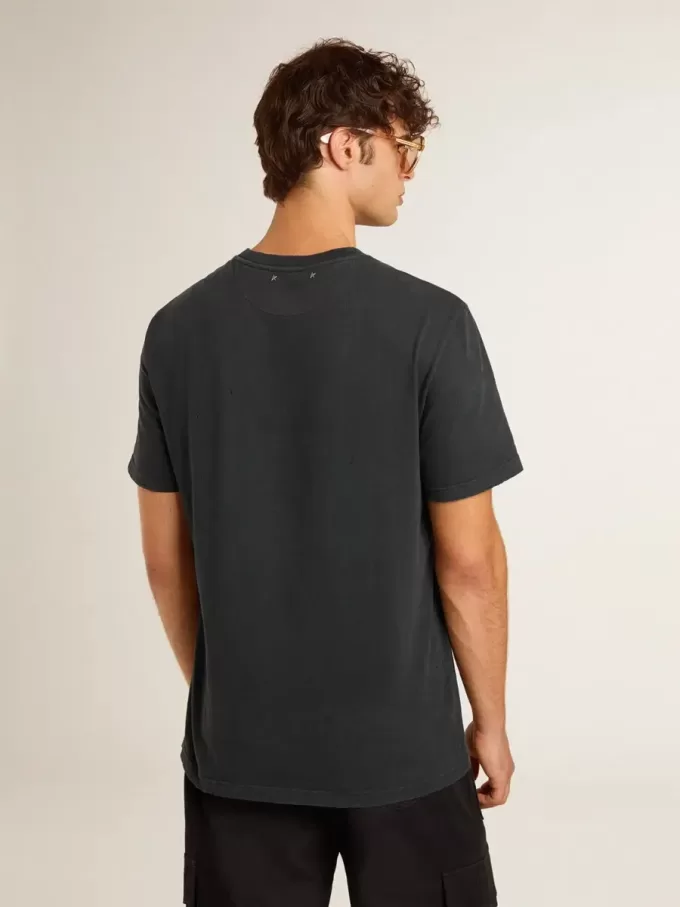 T-shirt da uomo in cotone nero consumato con stampa sul davanti T-shirt da uomo in cotone nero consumato con stampa sul davanti