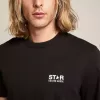 T-shirt da uomo nera con logo bianco a contrasto e stella T-shirt da uomo nera con logo bianco a contrasto e stella