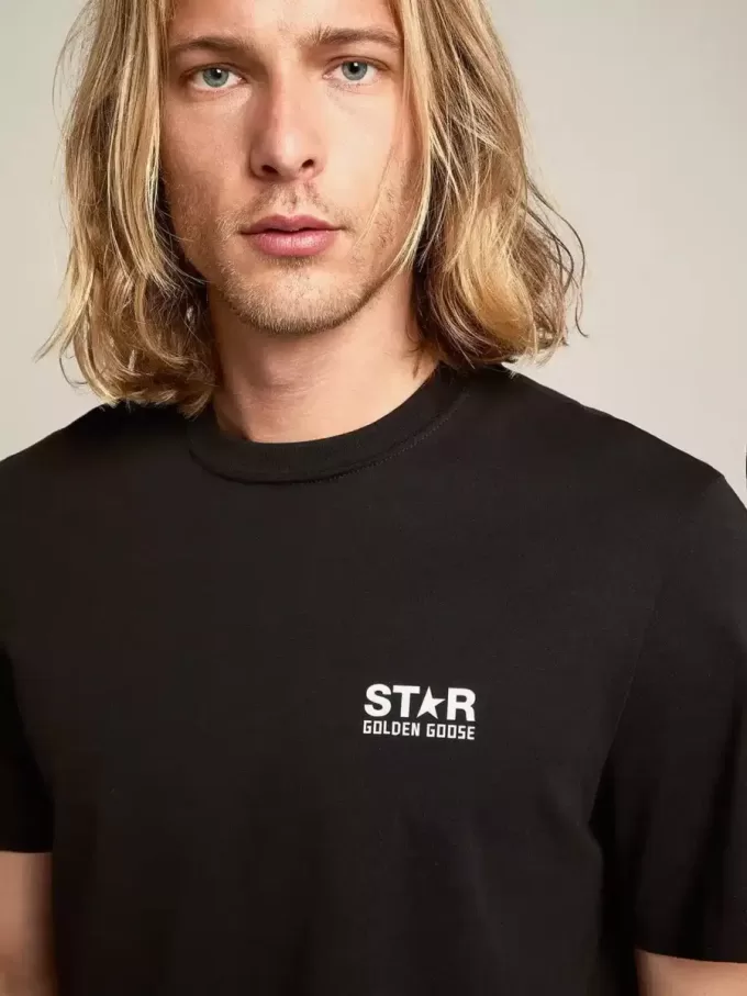 T-shirt da uomo nera con logo bianco a contrasto e stella T-shirt da uomo nera con logo bianco a contrasto e stella