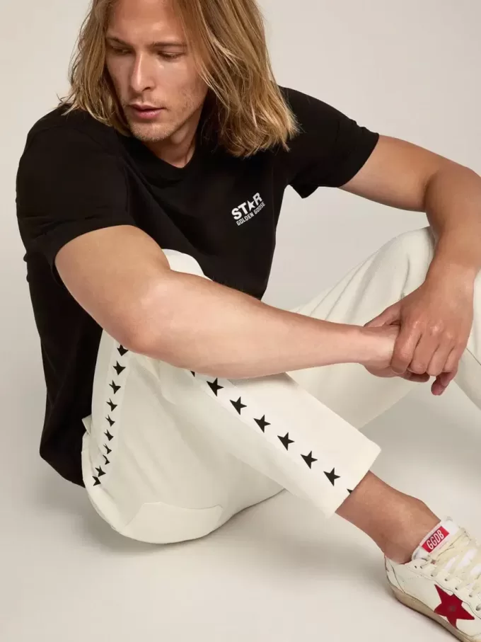T-shirt da uomo nera con logo bianco a contrasto e stella T-shirt da uomo nera con logo bianco a contrasto e stella