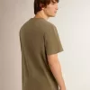 T-shirt da uomo verde oliva con scritta dorata T-shirt da uomo verde oliva con scritta dorata