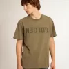 T-shirt da uomo verde oliva con scritta dorata T-shirt da uomo verde oliva con scritta dorata