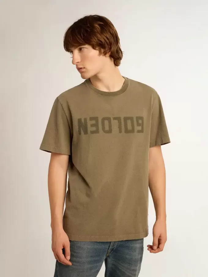 T-shirt da uomo verde oliva con scritta dorata T-shirt da uomo verde oliva con scritta dorata