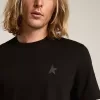 T-shirt della collezione Black Star con stella tono su tono sul davanti T-shirt della collezione Black Star con stella tono su tono sul davanti