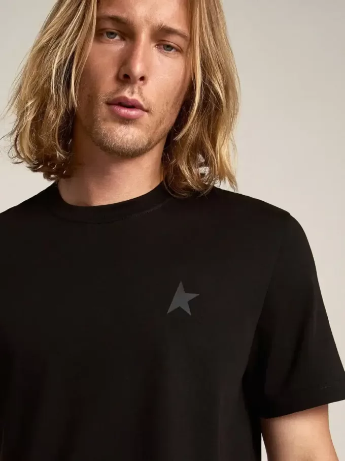 T-shirt della collezione Black Star con stella tono su tono sul davanti T-shirt della collezione Black Star con stella tono su tono sul davanti