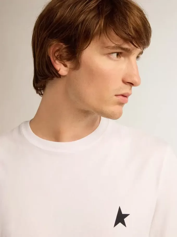 T-shirt della collezione White Star con stella nera sul davanti T-shirt della collezione White Star con stella nera sul davanti