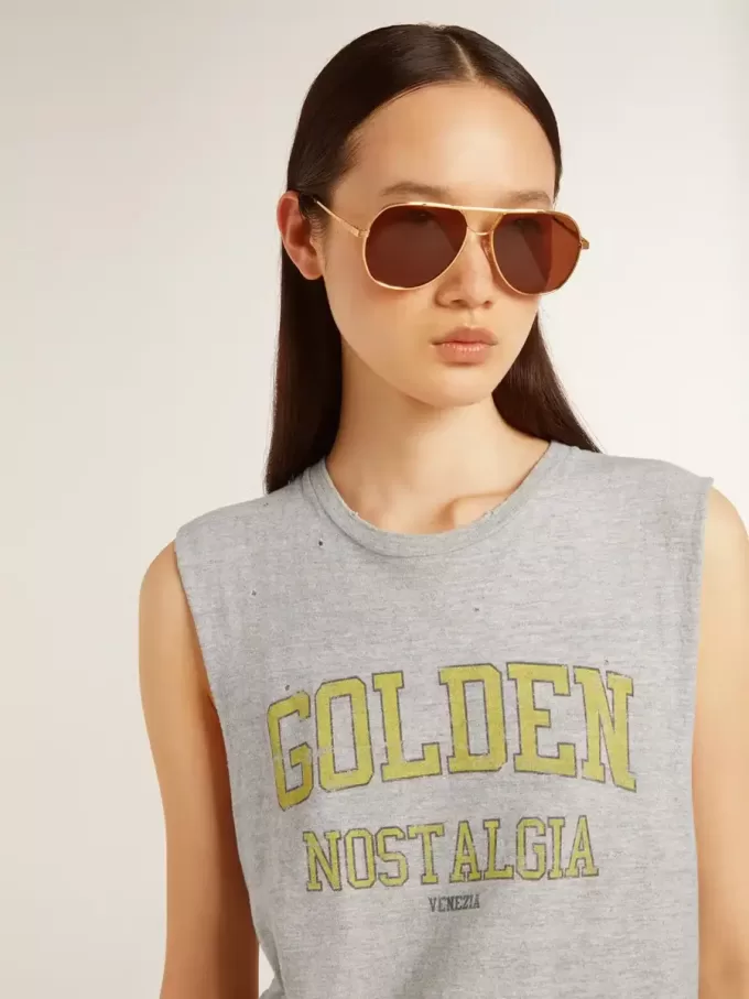T-shirt grigia senza maniche da donna con stampa gialla T-shirt grigia senza maniche da donna con stampa gialla