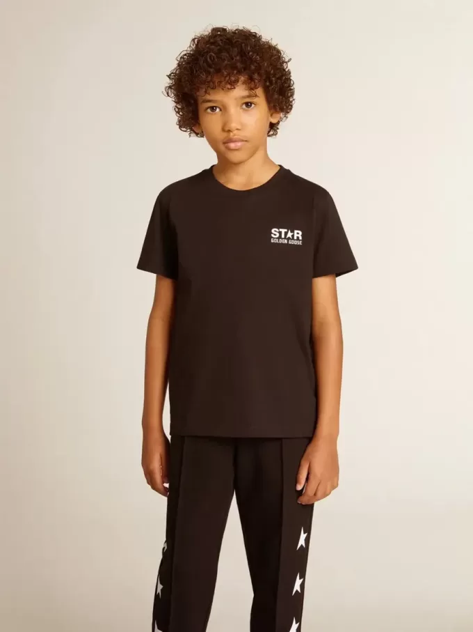 T-shirt nera con logo bianco a contrasto sul davanti e maxi stella sul retro T-shirt nera con logo bianco a contrasto sul davanti e maxi stella sul retro