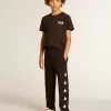 T-shirt nera con logo bianco a contrasto sul davanti e maxi stella sul retro T-shirt nera con logo bianco a contrasto sul davanti e maxi stella sul retro