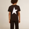 T-shirt nera con logo bianco a contrasto sul davanti e maxi stella sul retro T-shirt nera con logo bianco a contrasto sul davanti e maxi stella sul retro