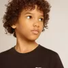 T-shirt nera con logo bianco a contrasto sul davanti e maxi stella sul retro T-shirt nera con logo bianco a contrasto sul davanti e maxi stella sul retro