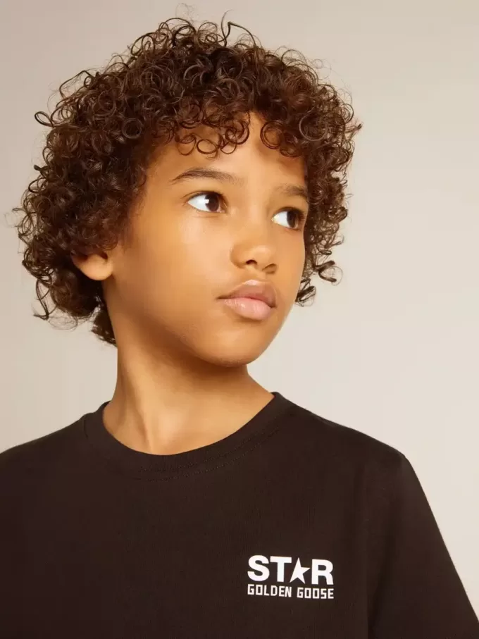 T-shirt nera con logo bianco a contrasto sul davanti e maxi stella sul retro T-shirt nera con logo bianco a contrasto sul davanti e maxi stella sul retro