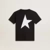 T-shirt nera con logo bianco a contrasto sul davanti e maxi stella sul retro T-shirt nera con logo bianco a contrasto sul davanti e maxi stella sul retro