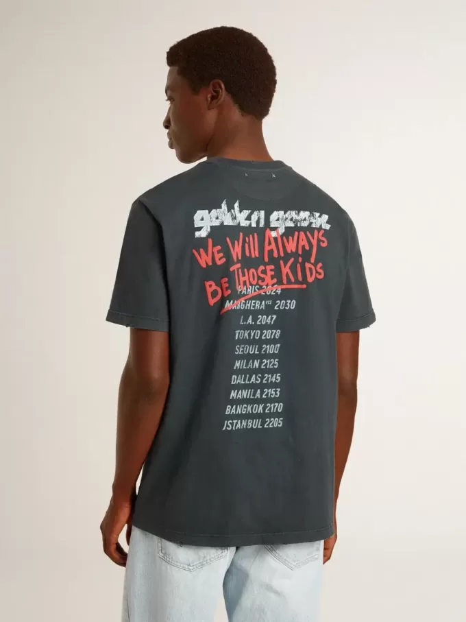 T-shirt nera con stampa multicolore