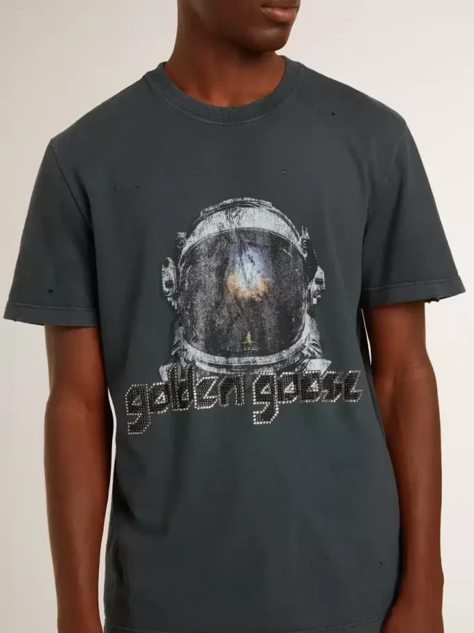 T-shirt nera con stampa multicolore