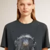T-shirt nera con stampa multicolore