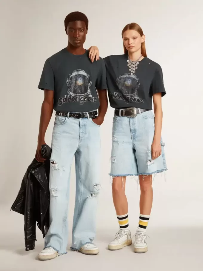 T-shirt nera con stampa multicolore