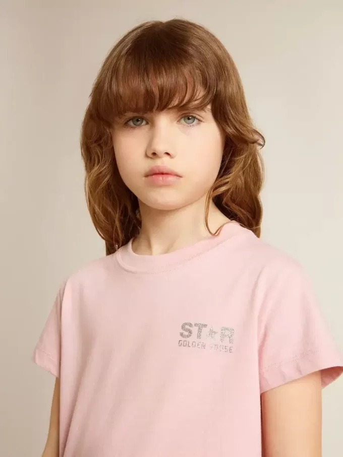 T-shirt rosa da bambina con logo glitterato argento e maxi stella T-shirt rosa da bambina con logo glitterato argento e maxi stella