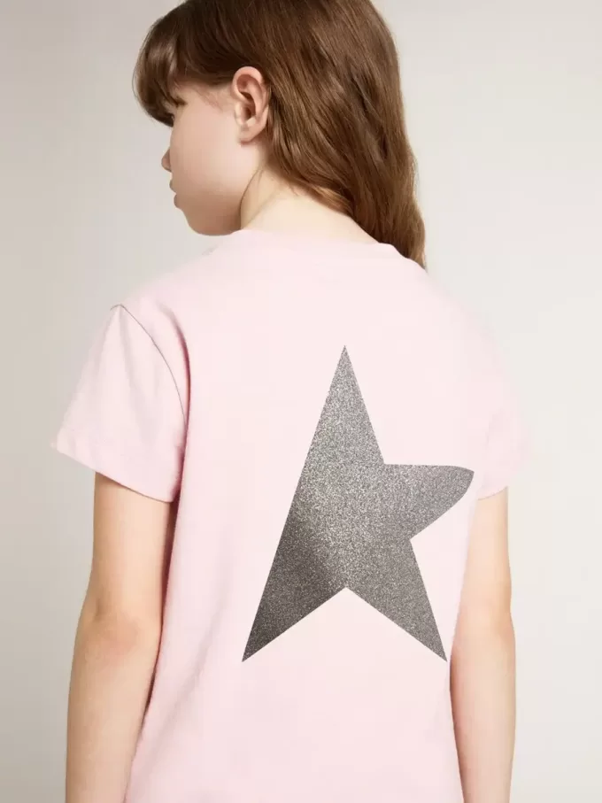 T-shirt rosa da bambina con logo glitterato argento e maxi stella T-shirt rosa da bambina con logo glitterato argento e maxi stella