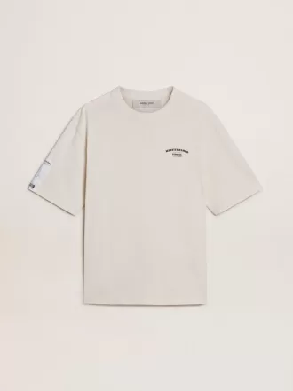 T-shirt unisex bianca con stampa mediterranea e toppa Pescheria Golden sulla manica T-shirt unisex bianca con stampa mediterranea e toppa Pescheria Golden sulla manica