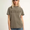 T-shirt verde oliva dalla vestibilità regolare con scritta dorata sul davanti T-shirt verde oliva dalla vestibilità regolare con scritta dorata sul davanti