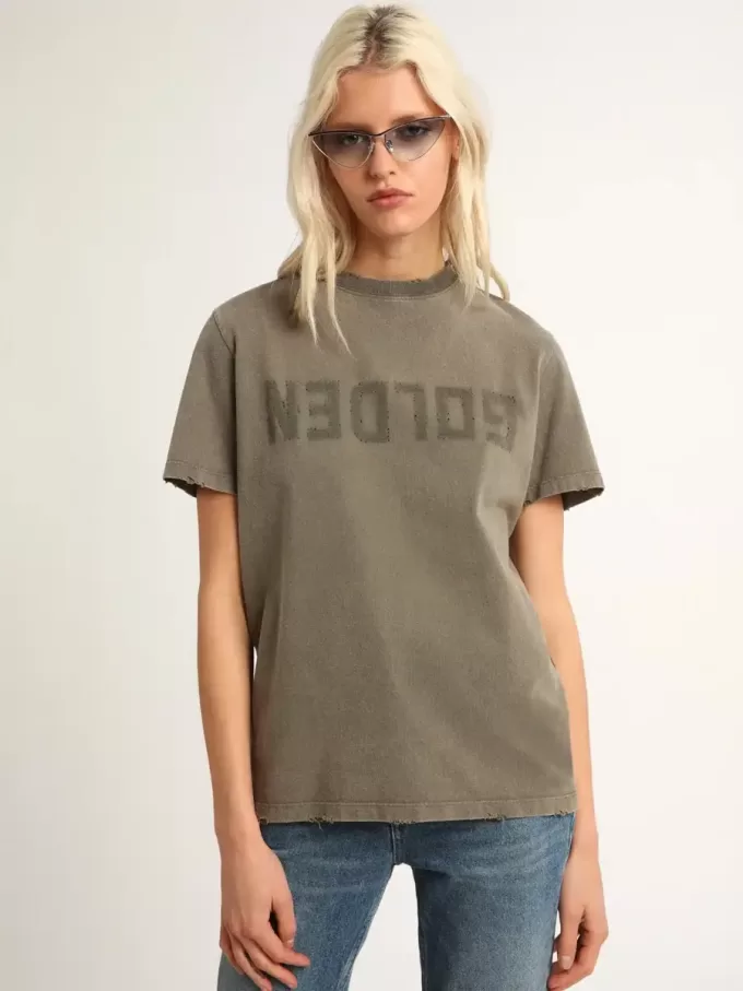 T-shirt verde oliva dalla vestibilità regolare con scritta dorata sul davanti T-shirt verde oliva dalla vestibilità regolare con scritta dorata sul davanti