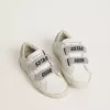 Teen Old School in pelle bianca con linguetta e cinturini sul tallone in cristallo Swarovski argento Teen Old School in pelle bianca con linguetta e cinturini sul tallone in cristallo Swarovski argento
