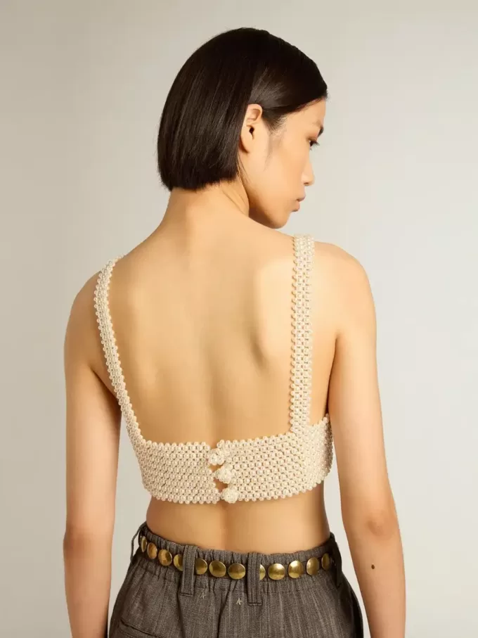 Top da donna con collana di perle Top da donna con collana di perle