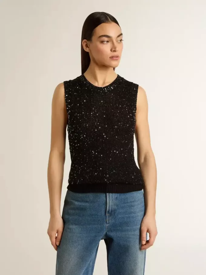 Top in maglia nera con paillettes e dettagli a contrasto