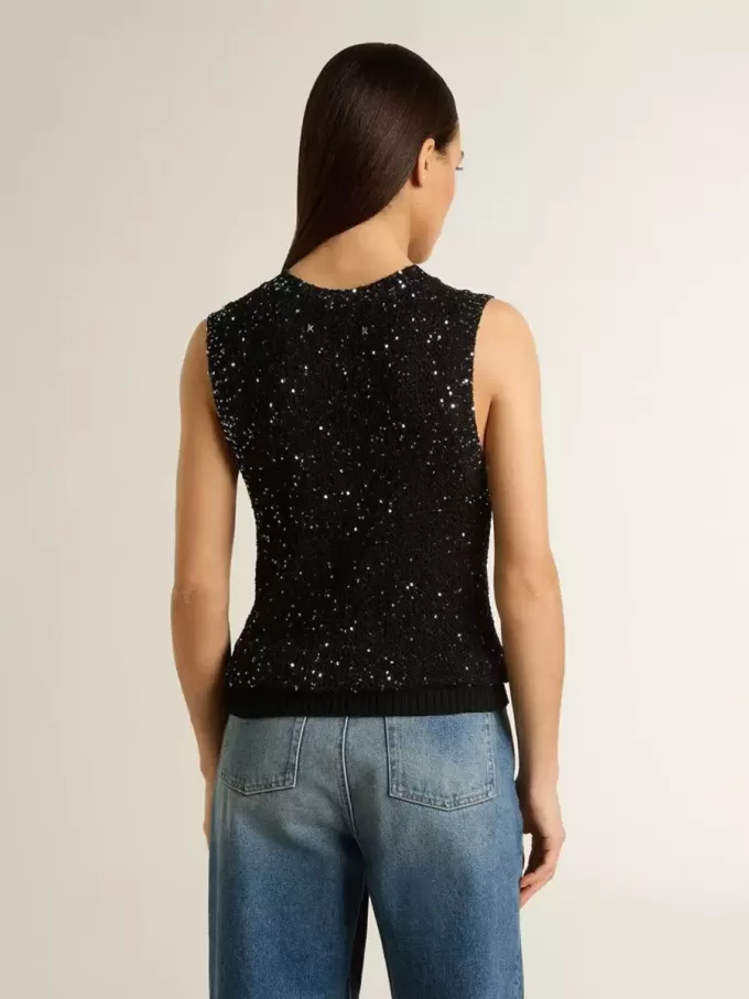 Top in maglia nera con paillettes e dettagli a contrasto