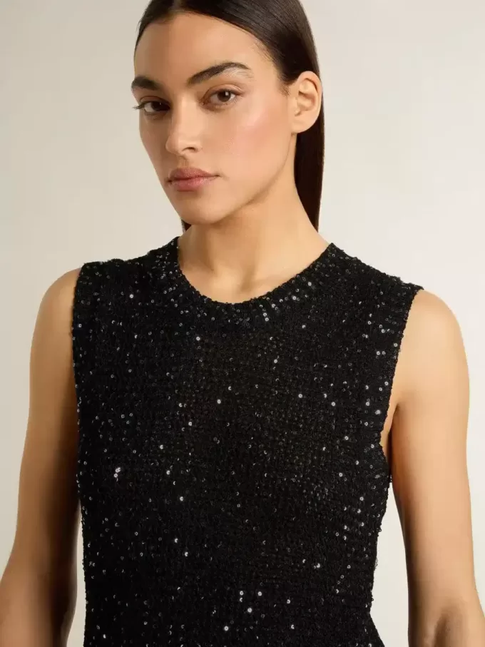 Top in maglia nera con paillettes e dettagli a contrasto