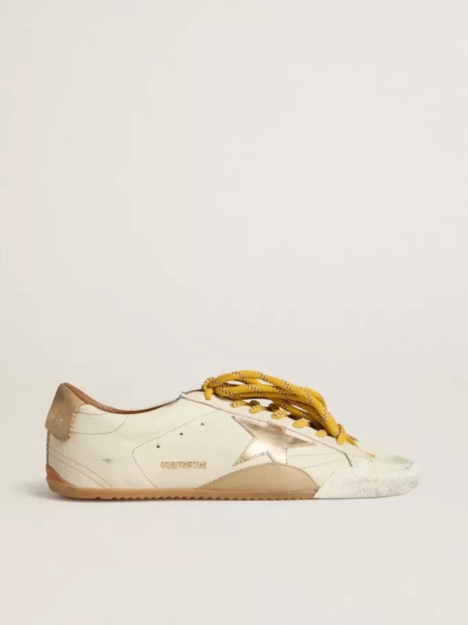 True-Star da donna in pelle nappa bianca con stella dorata e linguetta sul tallone in pelle scamosciata beige True-Star da donna in pelle nappa bianca con stella dorata e linguetta sul tallone in pelle scamosciata beige