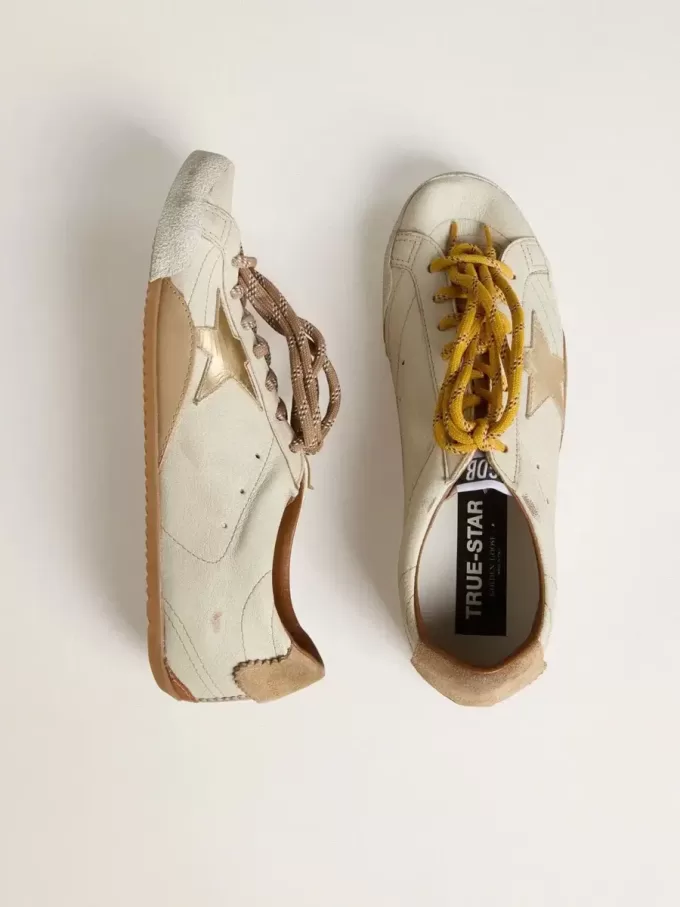 True-Star da donna in pelle nappa bianca con stella dorata e linguetta sul tallone in pelle scamosciata beige True-Star da donna in pelle nappa bianca con stella dorata e linguetta sul tallone in pelle scamosciata beige
