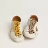 True-Star da donna in pelle nappa bianca con stella dorata e linguetta sul tallone in pelle scamosciata beige True-Star da donna in pelle nappa bianca con stella dorata e linguetta sul tallone in pelle scamosciata beige